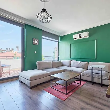 شقة A Flat In The Center With Terrace اسطنبول